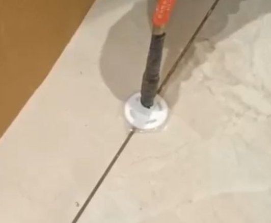 涞源瓷砖空鼓维修公司专业解答瓷砖在铺贴过程中，如果没有涂抹均匀到位的粘结材料（如水泥砂浆或瓷砖胶），可能会导致以下问题
