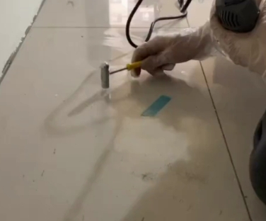 涞源瓷砖开裂维修公司专业分享瓷砖在铺贴前如果没有沥干水分，将会导致以下问题